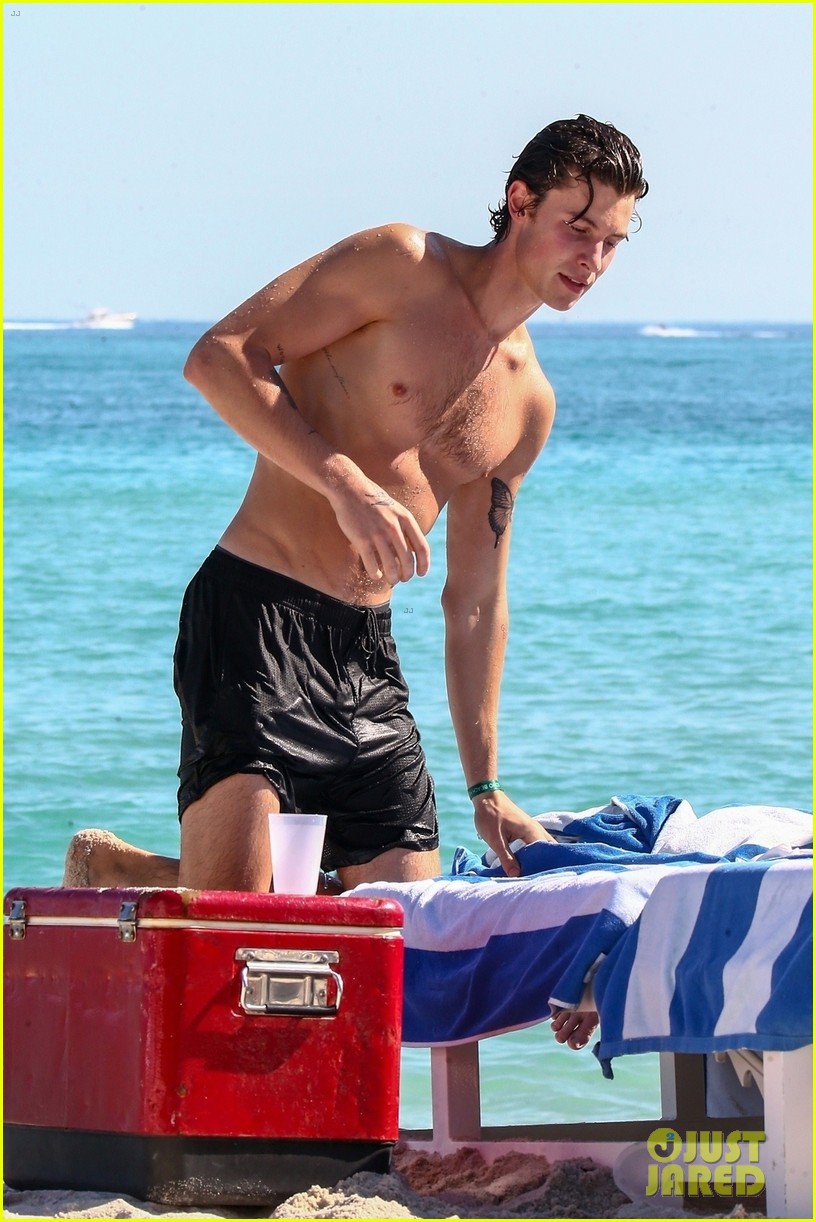 shawn mendes shows off his shirtless bod at the beach 16