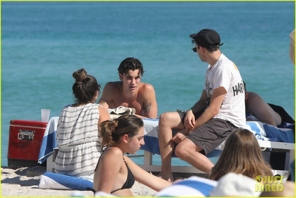 Shawn Mendes Shows Off His Shirtless Bod At The Beach In Miami Photos Photo 1334932 Photo 1869