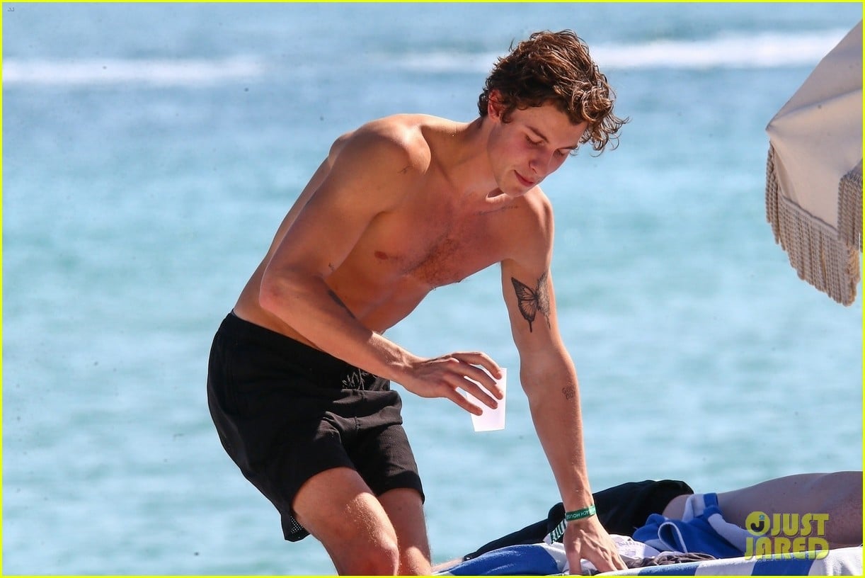 Shawn Mendes Shows Off His Shirtless Bod At The Beach In Miami Photos Photo 1334949 Photo 5454