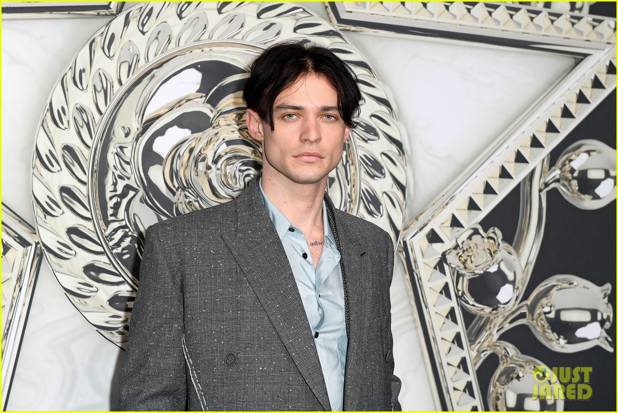 thomas doherty shows off different look at dior homme fashion show 20