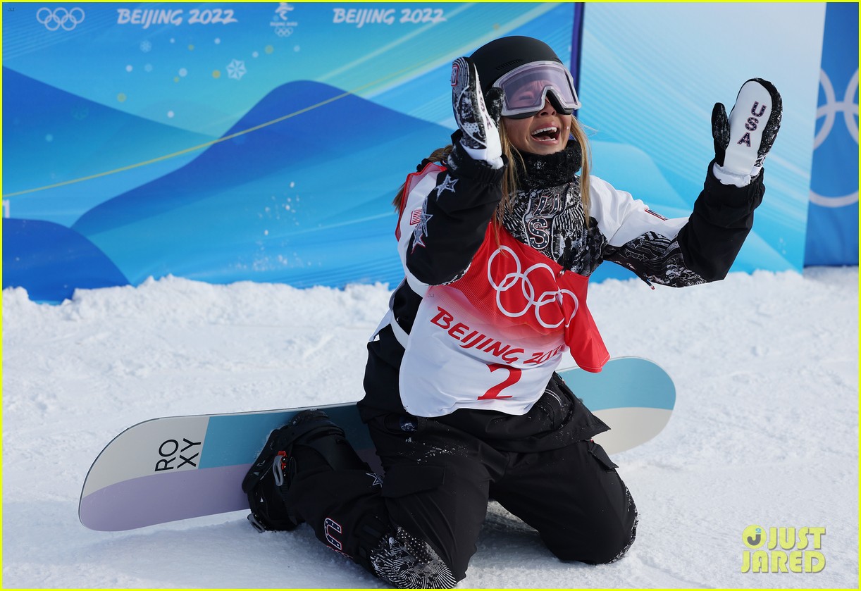 chloe kim falls to her knees after incredible half pipe run at beijing winter olympics 02