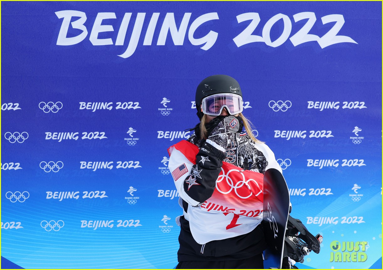 chloe kim falls to her knees after incredible half pipe run at beijing winter olympics 04