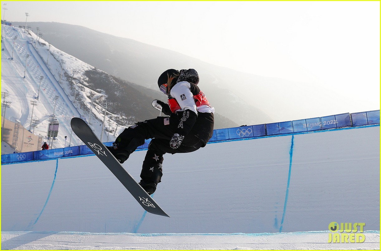 chloe kim falls to her knees after incredible half pipe run at beijing winter olympics 09