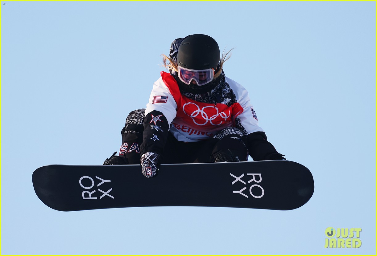 chloe kim falls to her knees after incredible half pipe run at beijing winter olympics 13