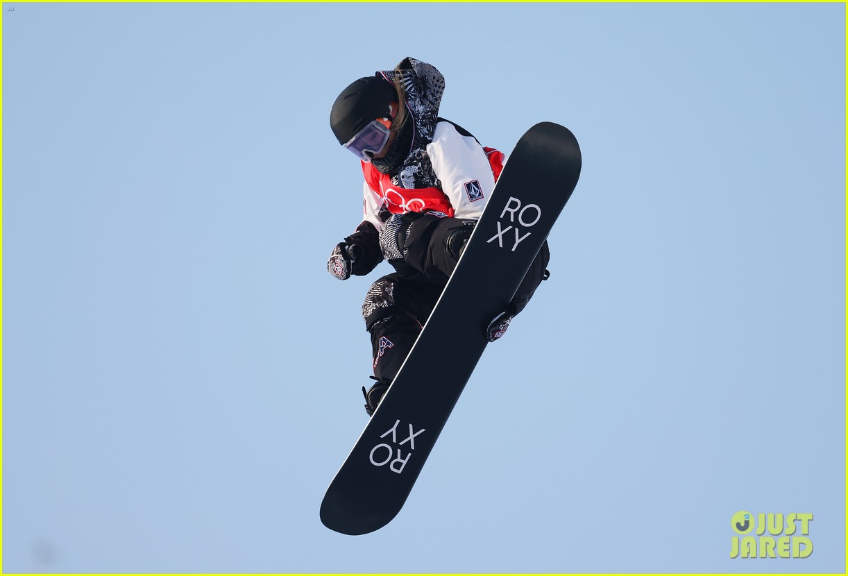 chloe kim falls to her knees after incredible half pipe run at beijing winter olympics 16