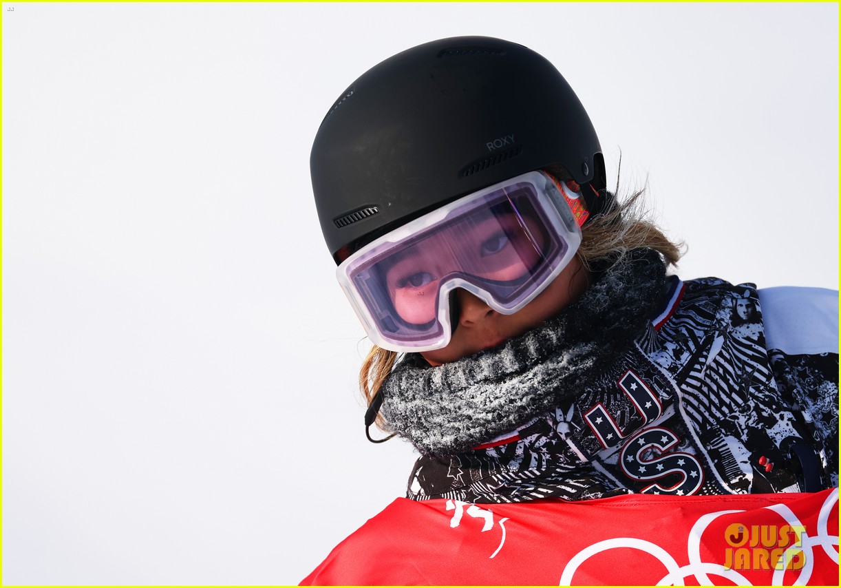 chloe kim falls to her knees after incredible half pipe run at beijing winter olympics 19