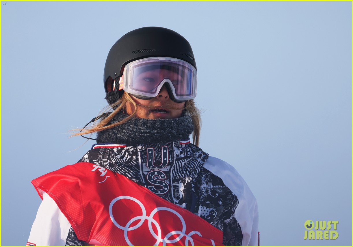 chloe kim falls to her knees after incredible half pipe run at beijing winter olympics 25