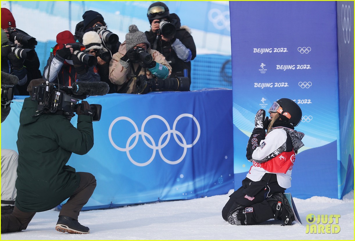 Chloe Kim Falls To Her Knees After Incredible Halfpipe Run at Beijing