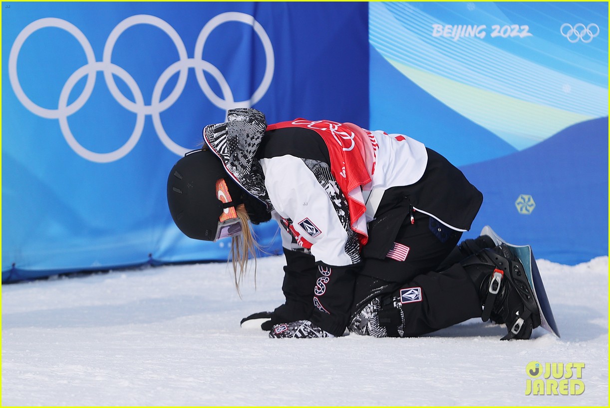 chloe kim falls to her knees after incredible half pipe run at beijing winter olympics 43