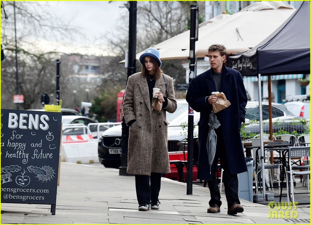 kaia gerber austin butler couple up for valentines day outing 28