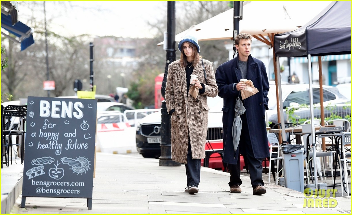 kaia gerber austin butler couple up for valentines day outing 32