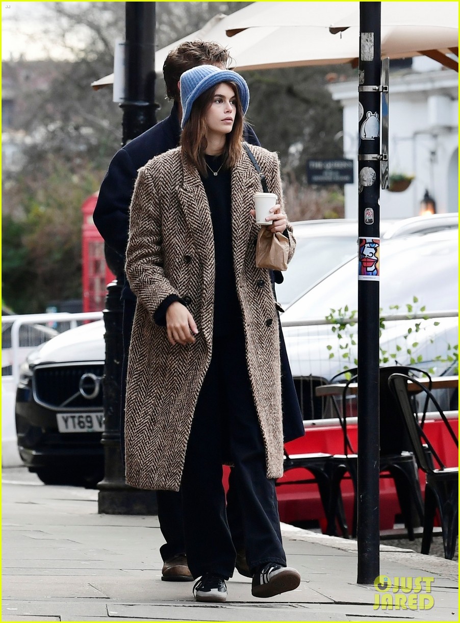 kaia gerber austin butler couple up for valentines day outing 33