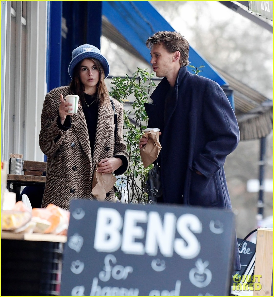 kaia gerber austin butler couple up for valentines day outing 36