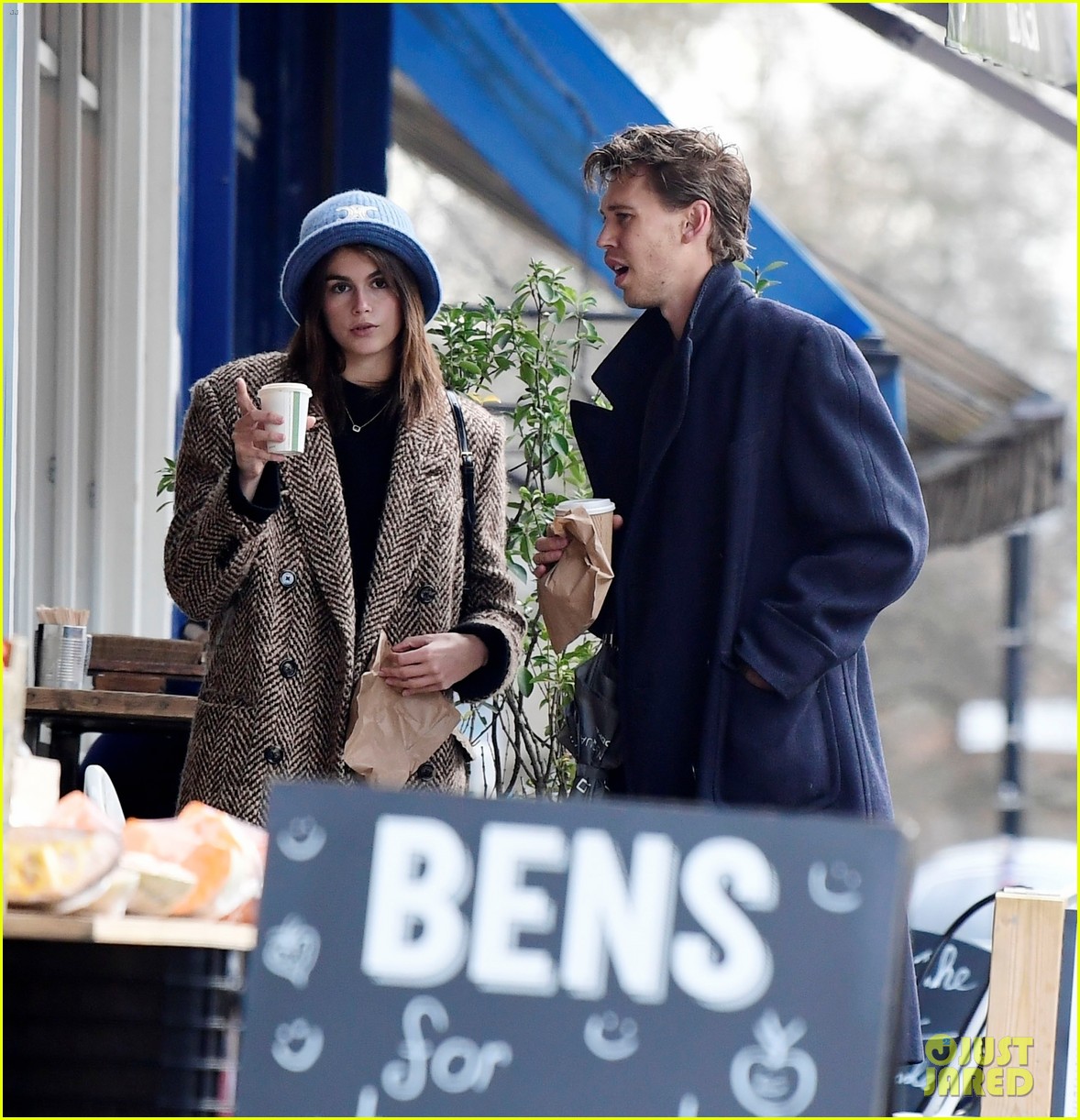 kaia gerber austin butler couple up for valentines day outing 37