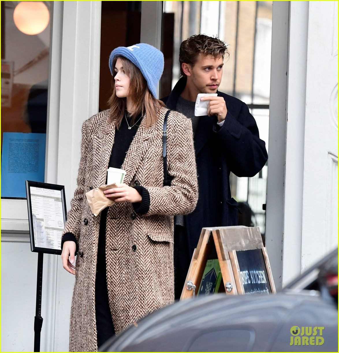 kaia gerber austin butler couple up for valentines day outing 44