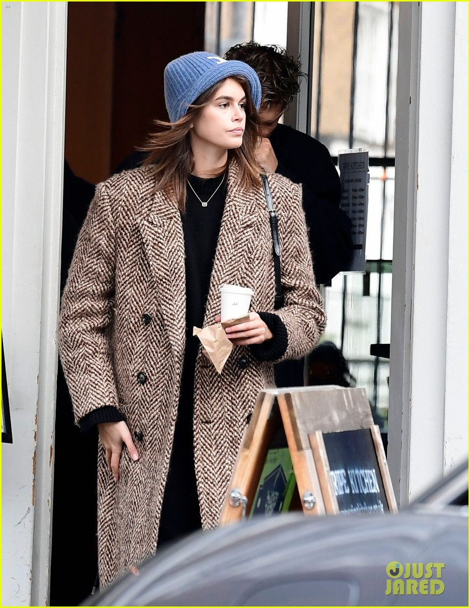 kaia gerber austin butler couple up for valentines day outing 45