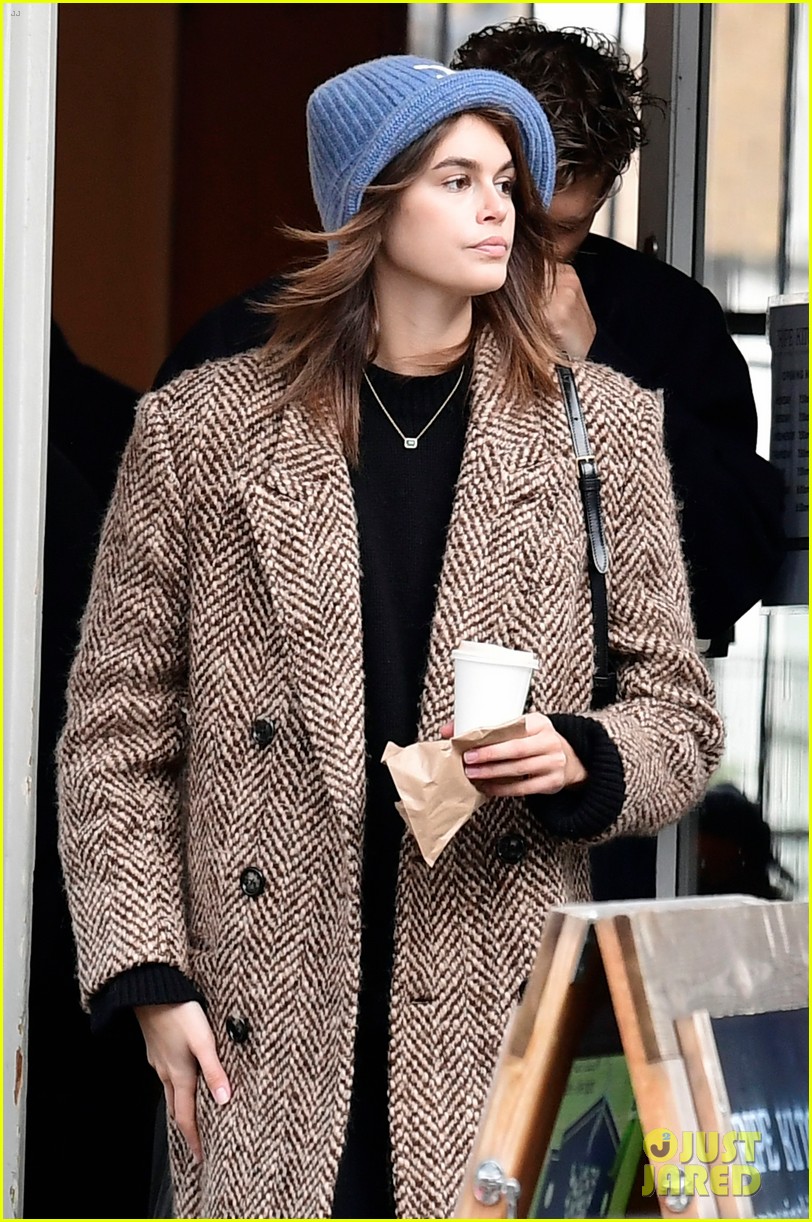kaia gerber austin butler couple up for valentines day outing 46