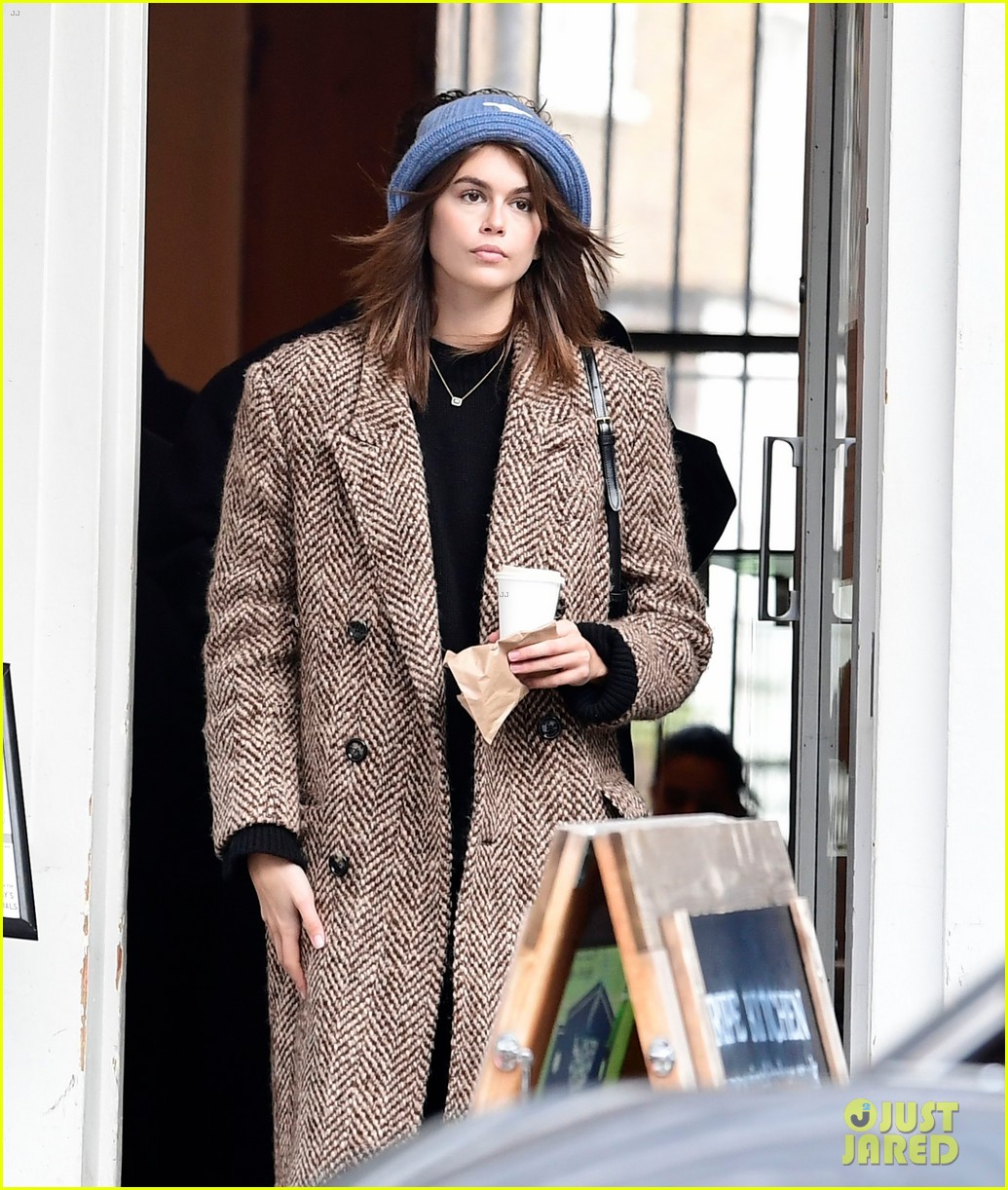 kaia gerber austin butler couple up for valentines day outing 47