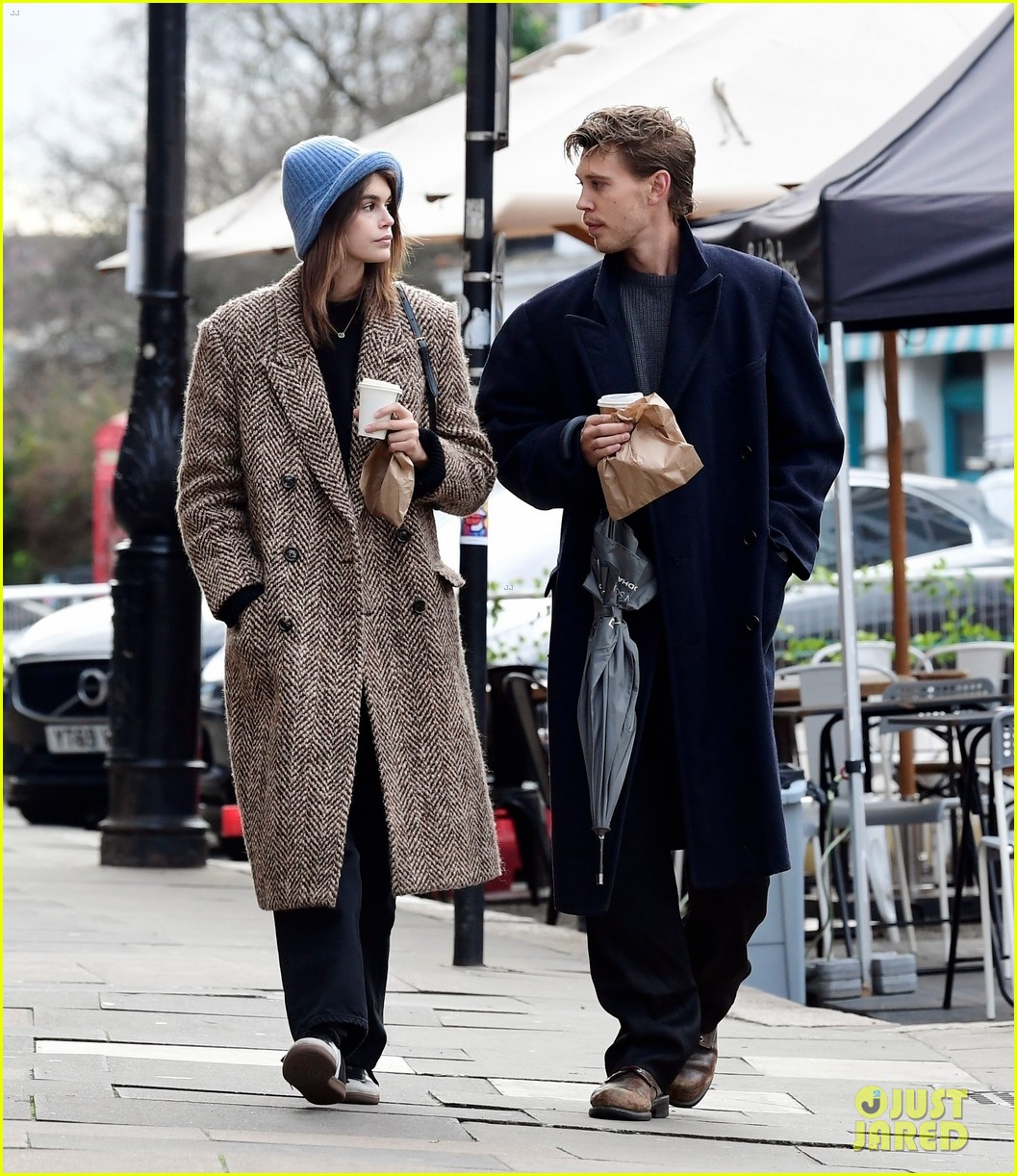 kaia gerber austin butler couple up for valentines day outing 49