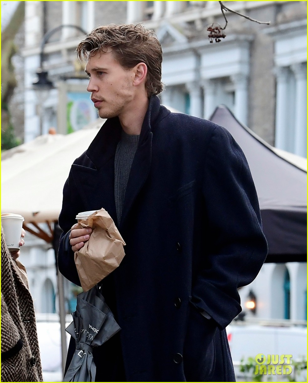 kaia gerber austin butler couple up for valentines day outing 57