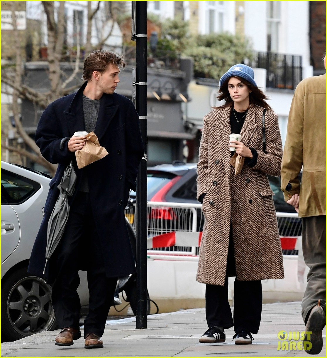 kaia gerber austin butler couple up for valentines day outing 58