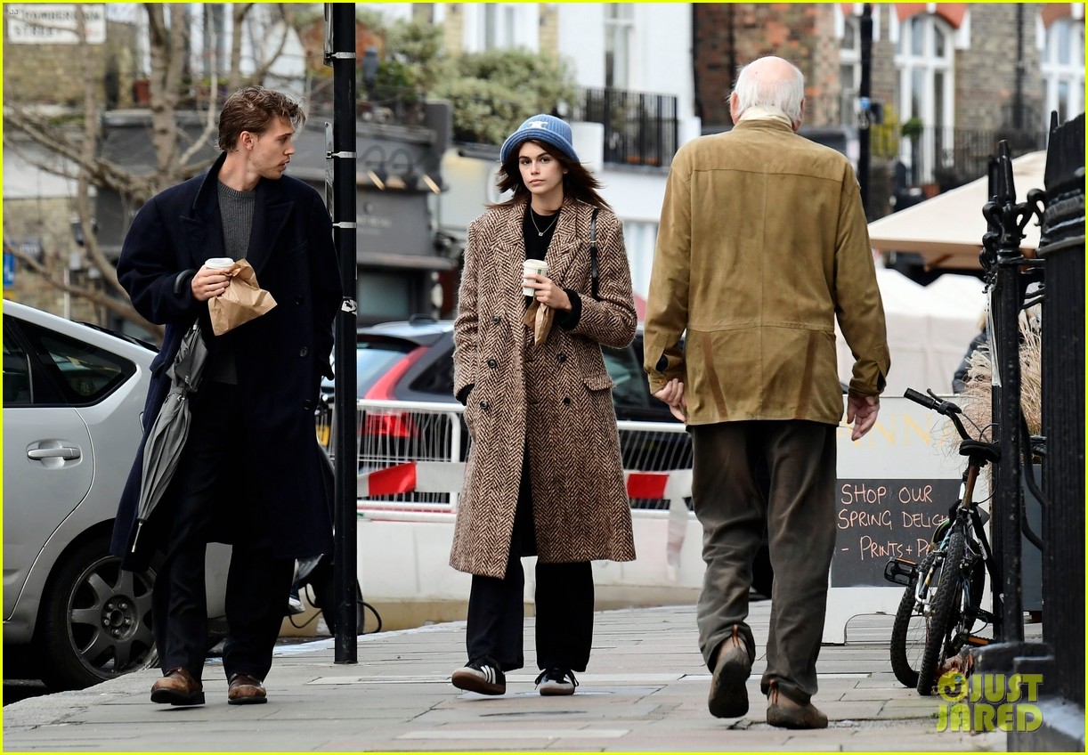 kaia gerber austin butler couple up for valentines day outing 59