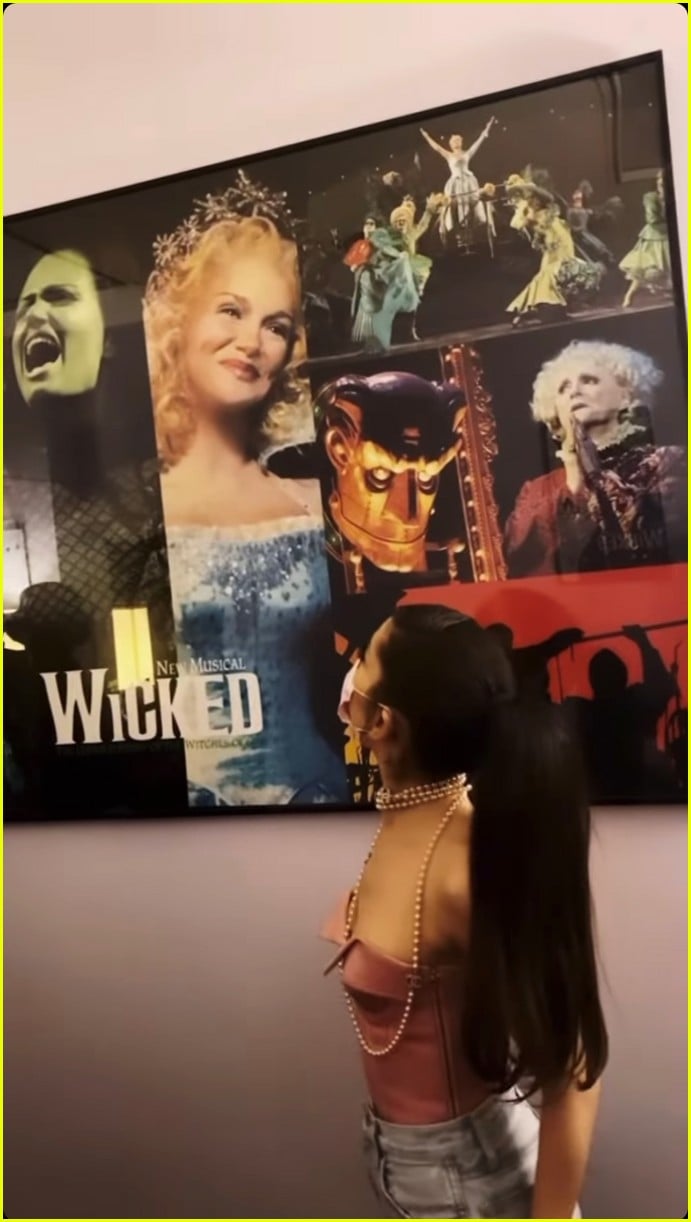 ariana grande goes to see wicked 02