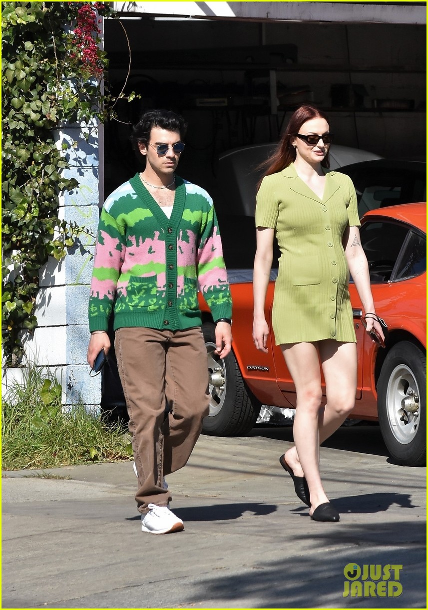 joe jonas sophie turner wear coordinating outfits for lunch date 14