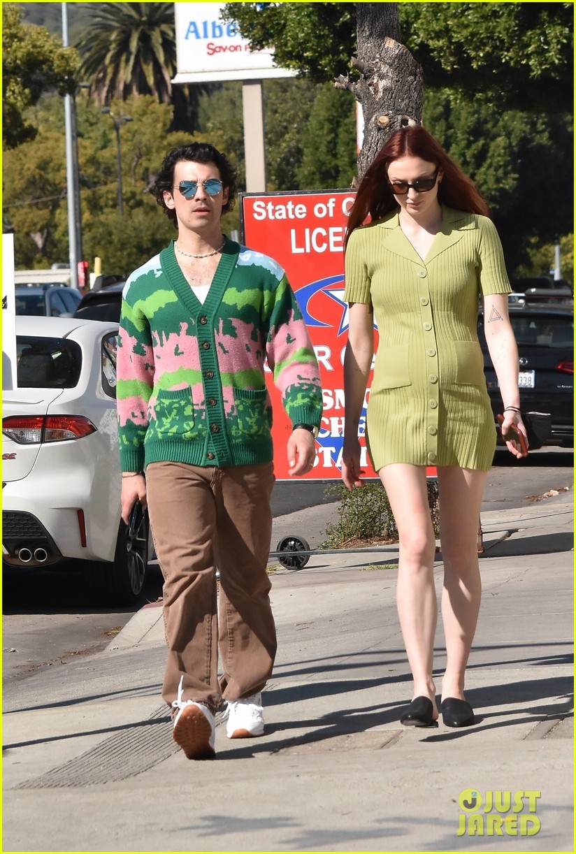 joe jonas sophie turner wear coordinating outfits for lunch date 18