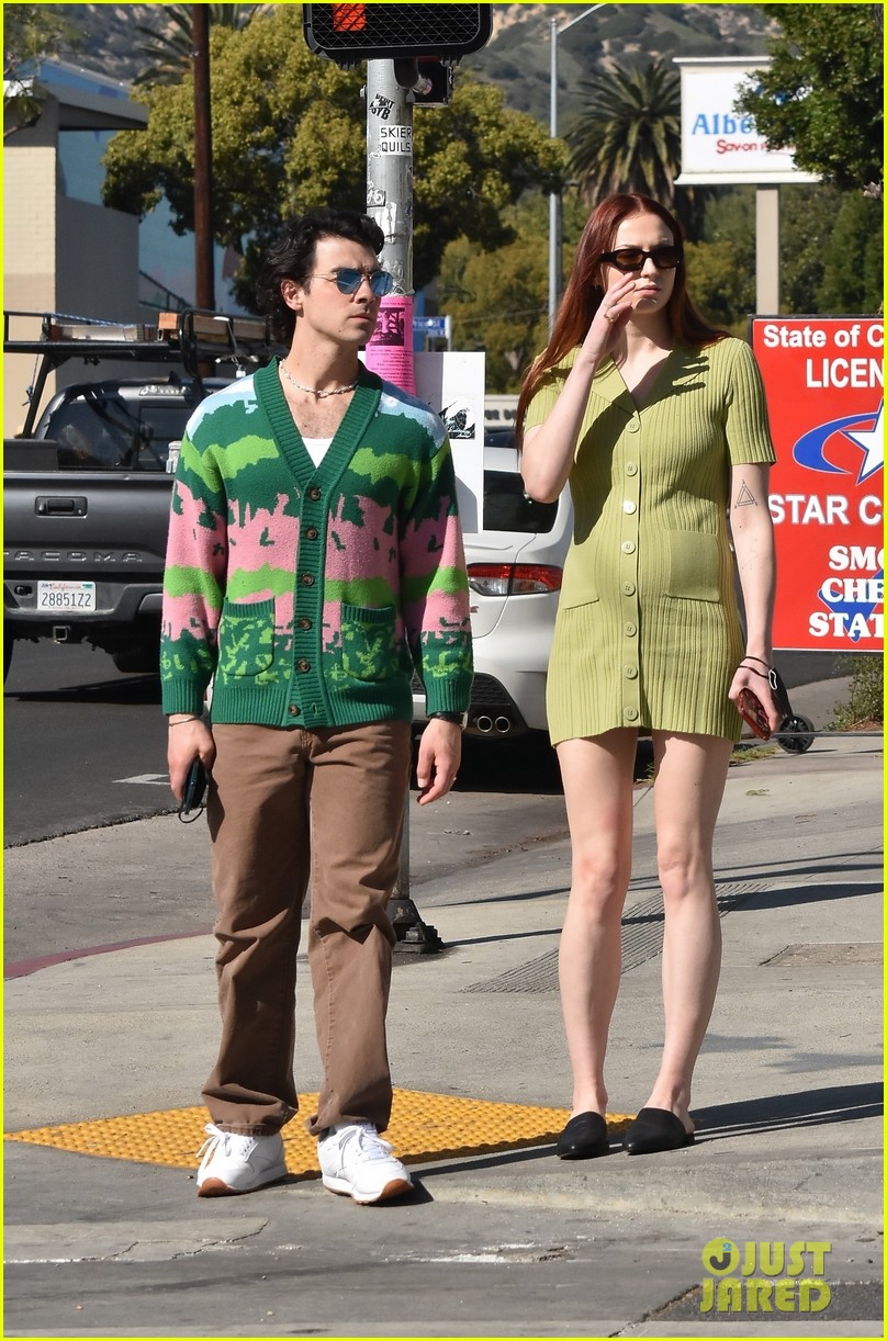 joe jonas sophie turner wear coordinating outfits for lunch date 19