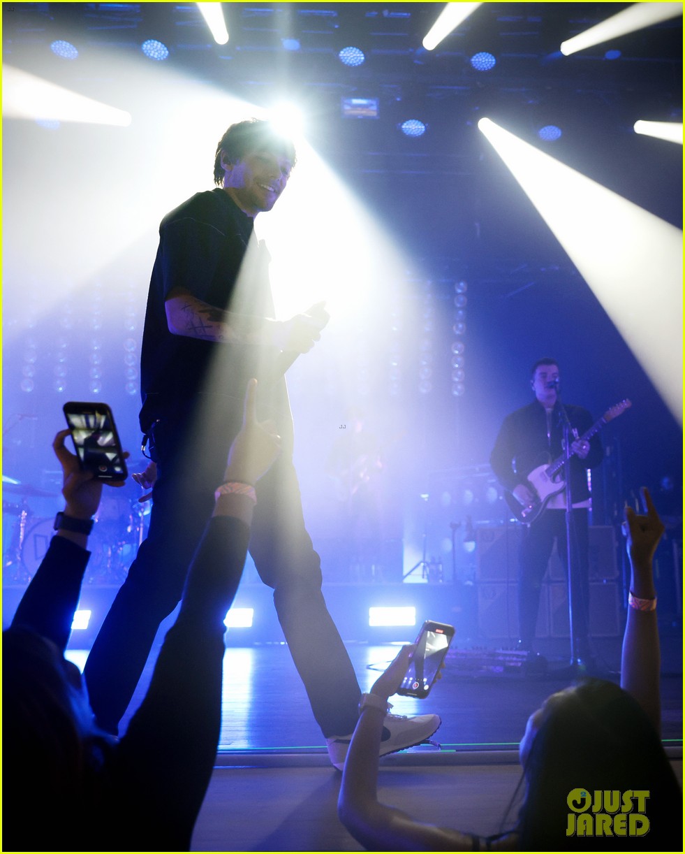 louis tomlinson performs to sold out crowd in nashville photos 11
