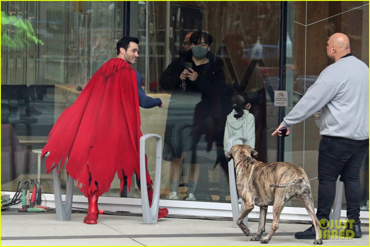 tyler hoechlin films new superman lois scenes after teen wolf movie announcement 08