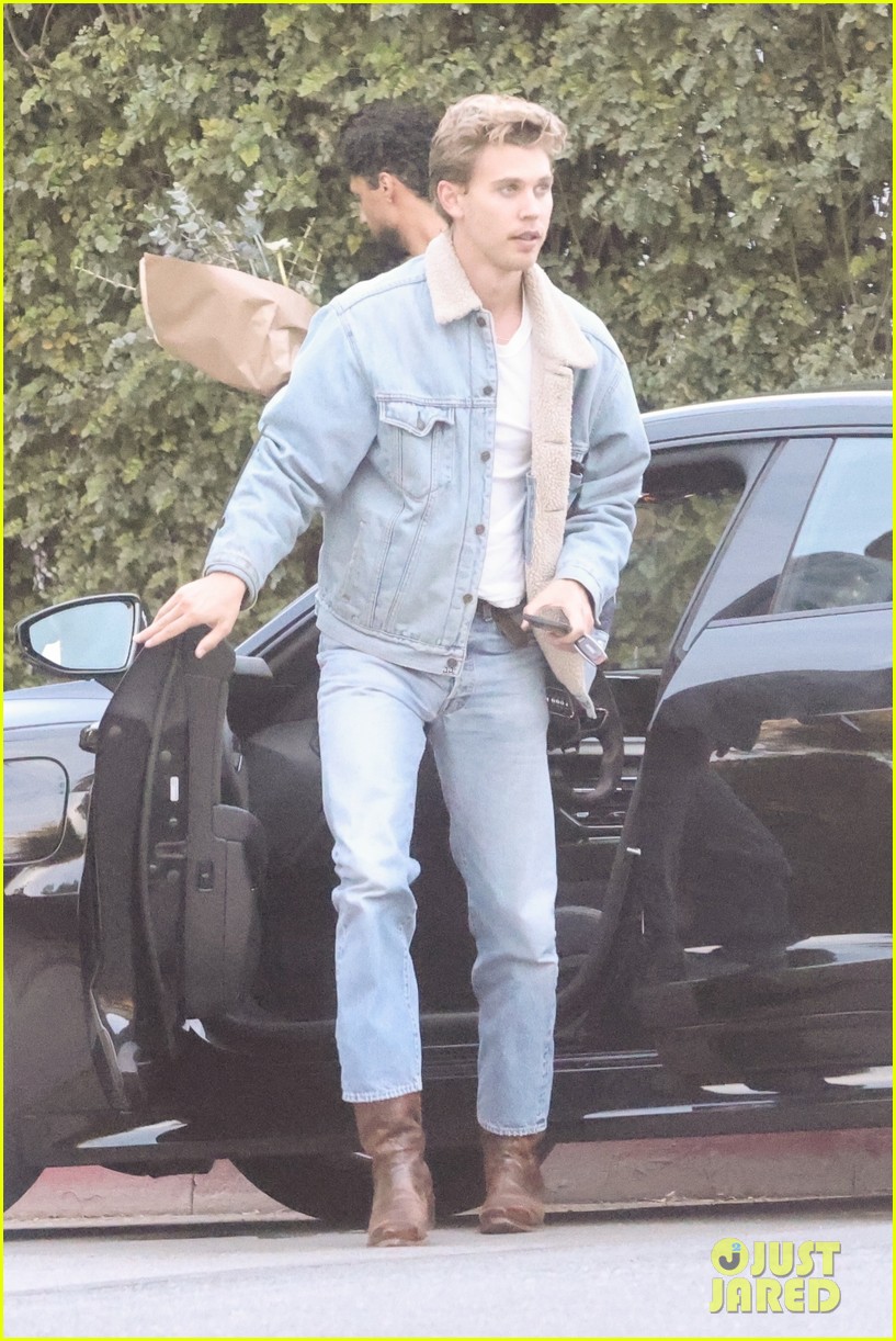 austin butler hugs a friend while meeting up in la 01