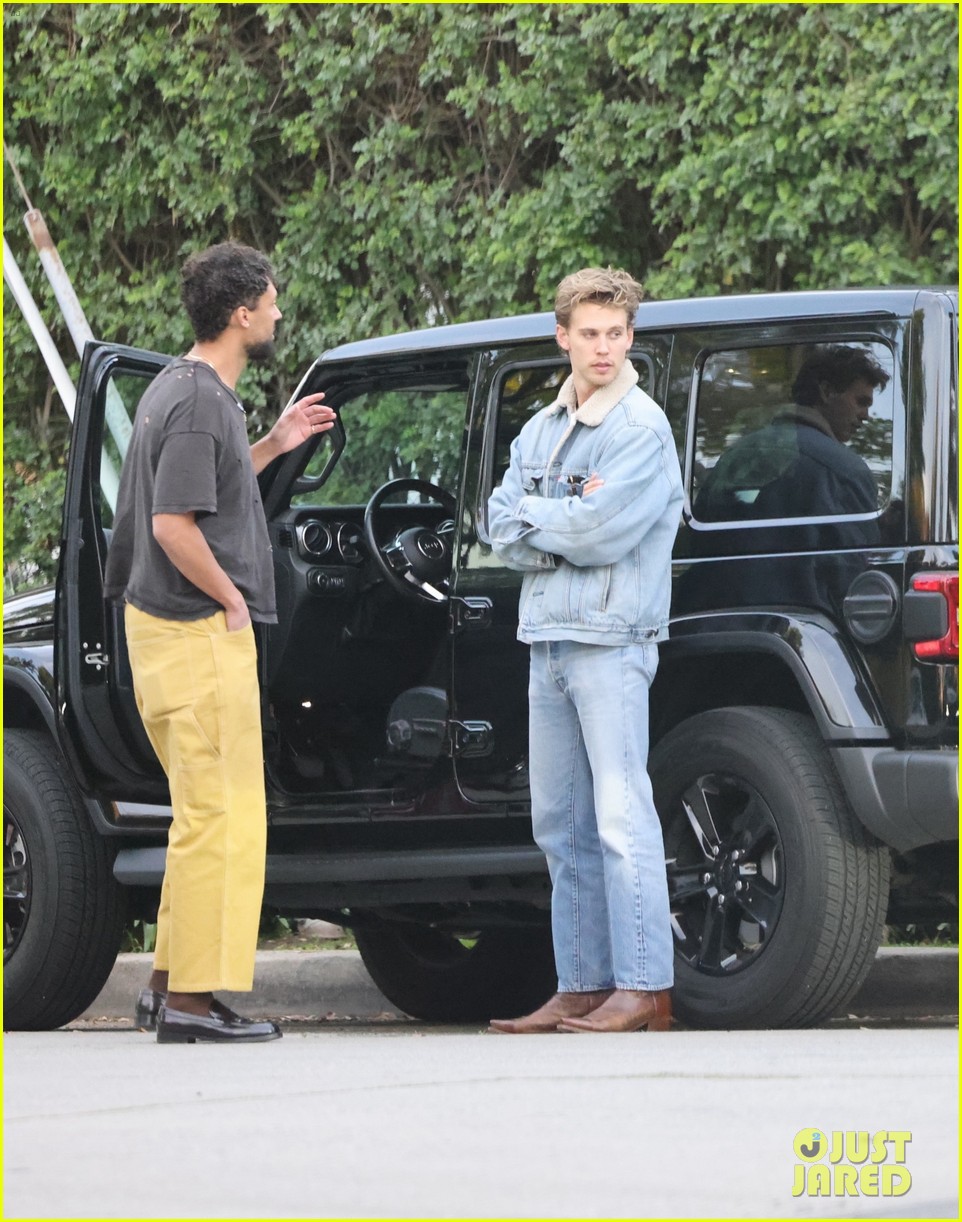 austin butler hugs a friend while meeting up in la 02