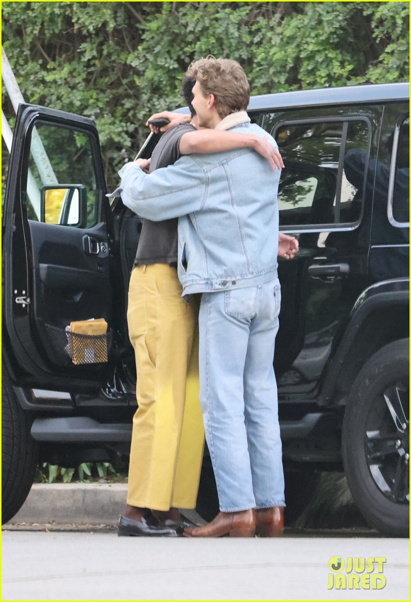 austin butler hugs a friend while meeting up in la 04