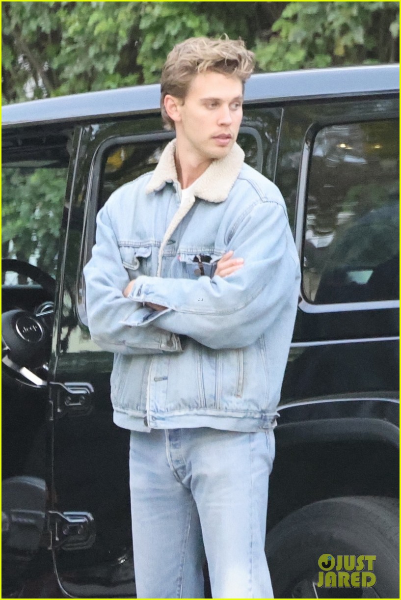 austin butler hugs a friend while meeting up in la 05