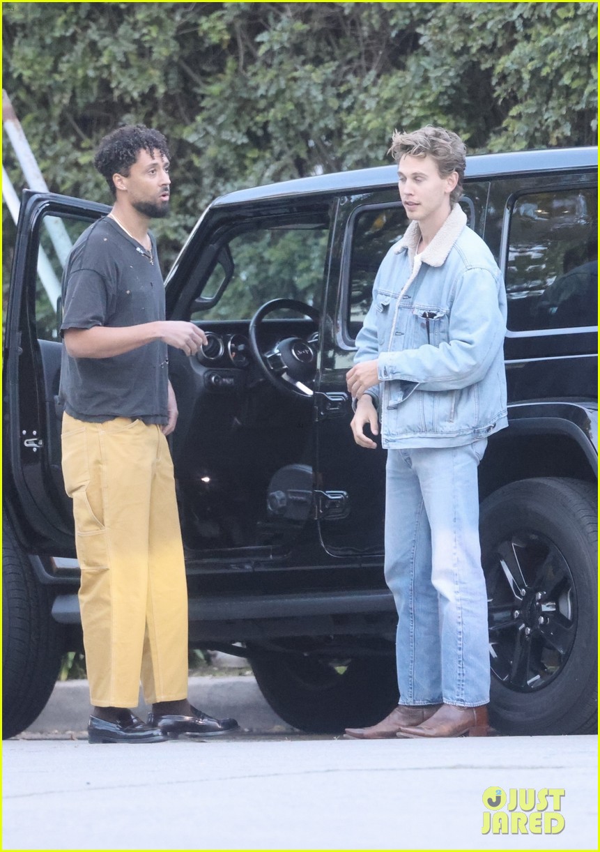 austin butler hugs a friend while meeting up in la 06