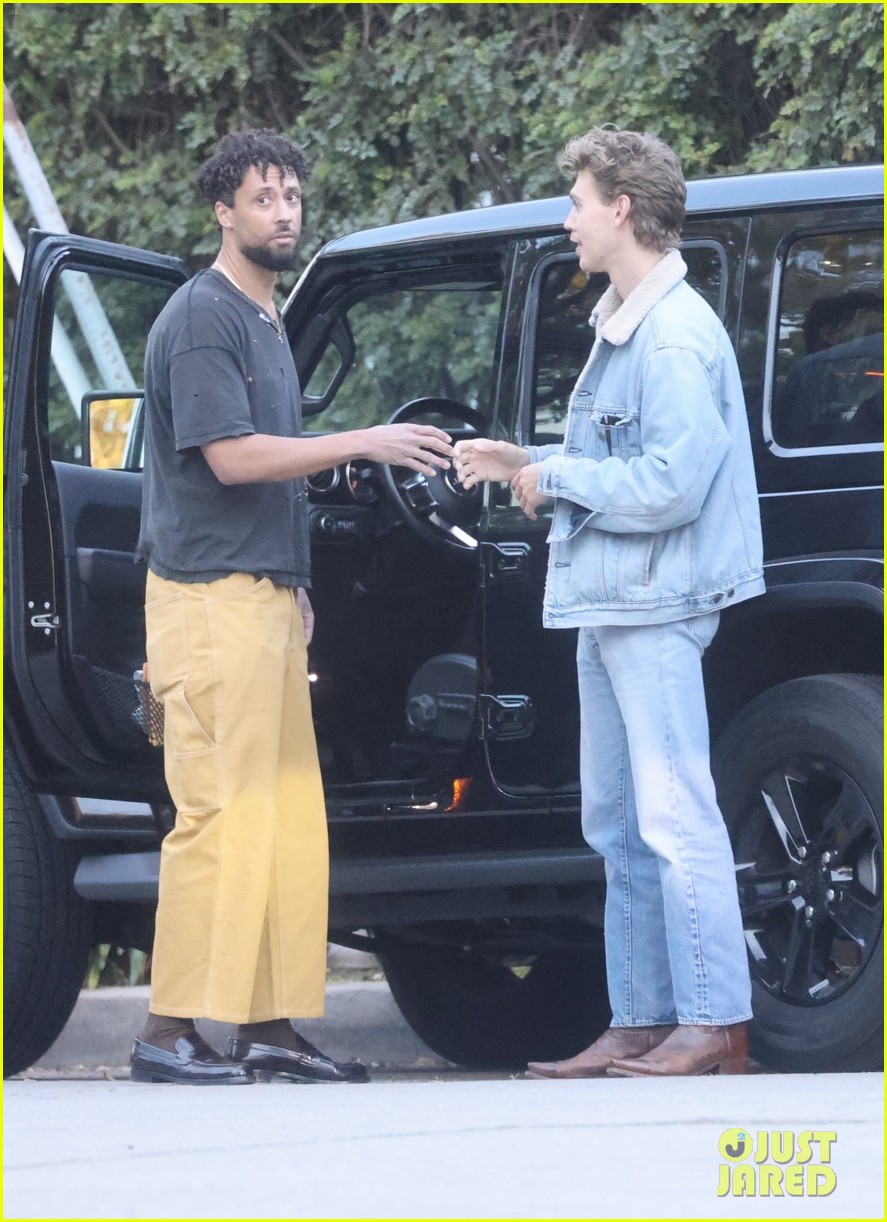 austin butler hugs a friend while meeting up in la 07