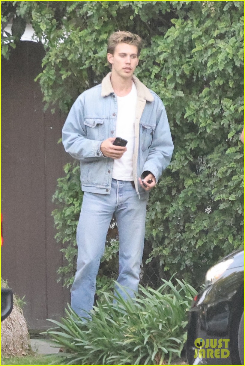 austin butler hugs a friend while meeting up in la 17