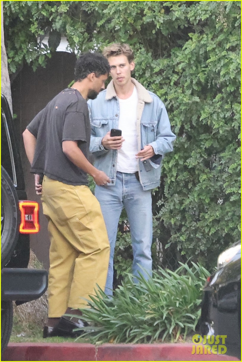 austin butler hugs a friend while meeting up in la 18