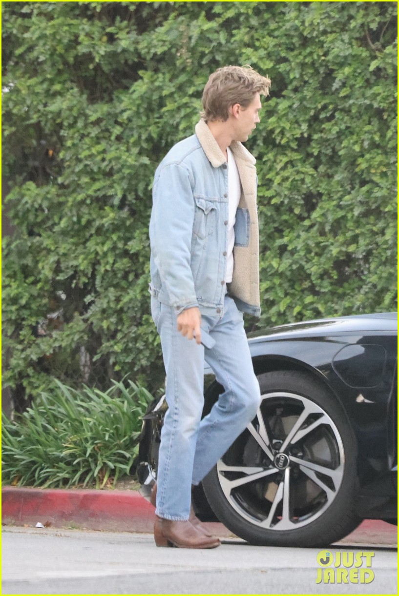 austin butler hugs a friend while meeting up in la 21