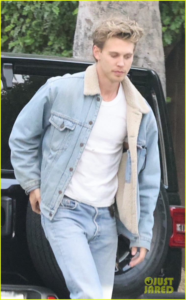 austin butler hugs a friend while meeting up in la 22