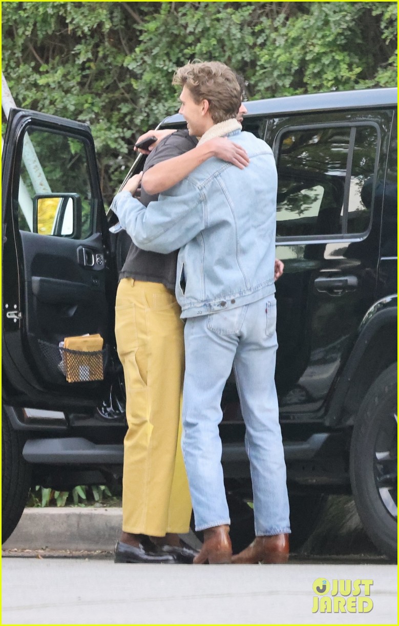 austin butler hugs a friend while meeting up in la 24