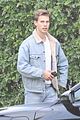 austin butler hugs a friend while meeting up in la 08