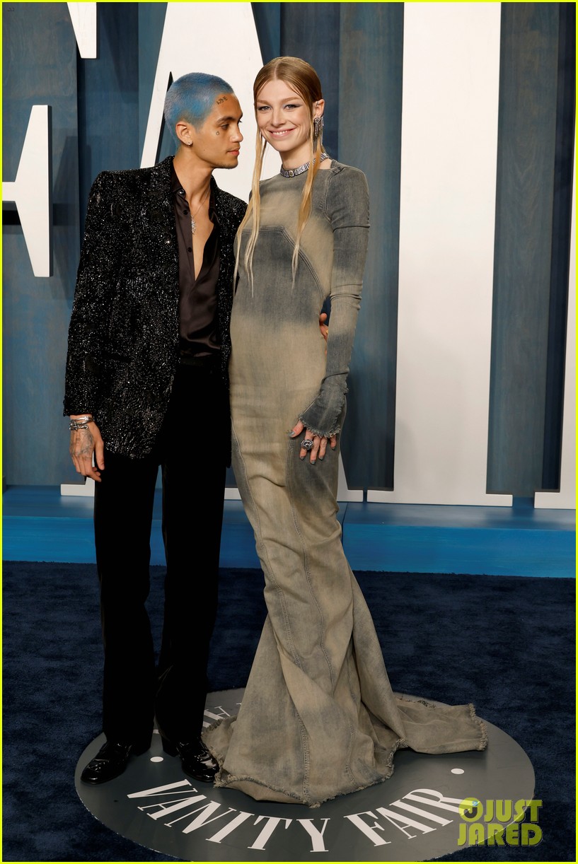 hunter schafer dominic fike couple up at vanity fair oscars party 02