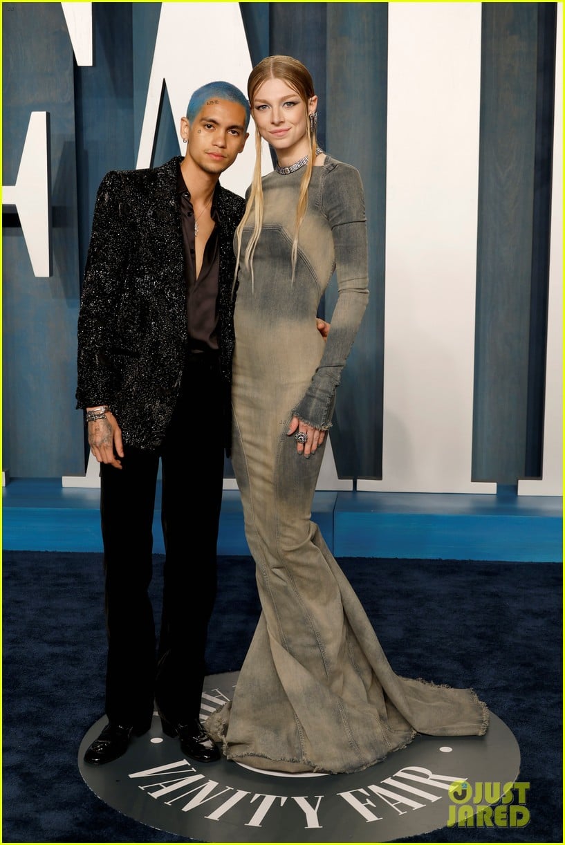 hunter schafer dominic fike couple up at vanity fair oscars party 04