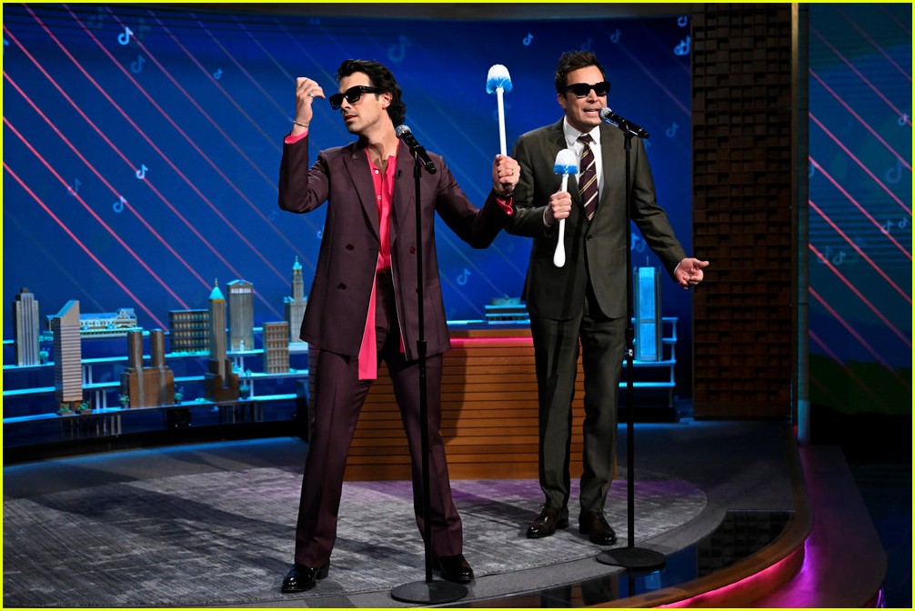 joe jonas nails theatrical version of smash mouth all star on tonight show 04