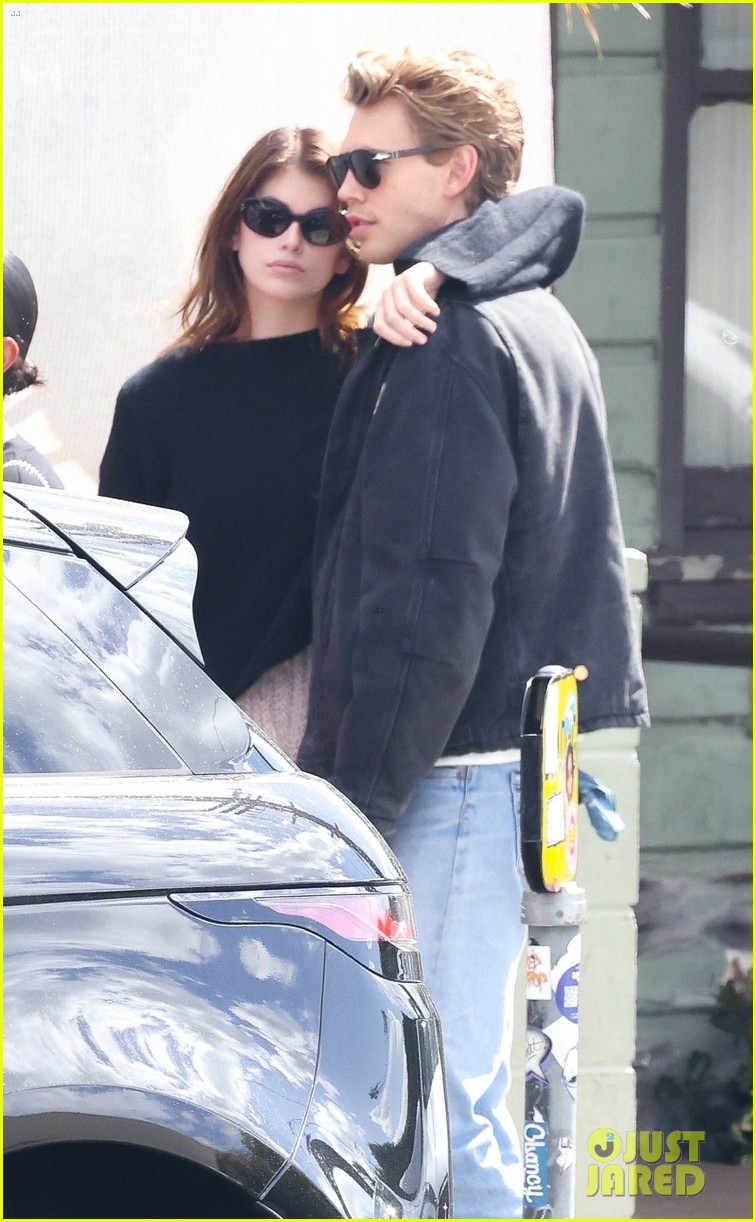 kaia gerber austin butler cozy upday out in la 02