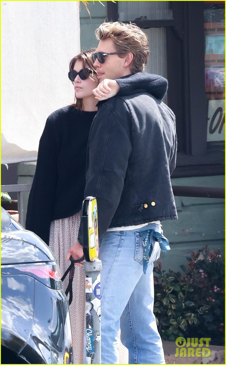 kaia gerber austin butler cozy upday out in la 04