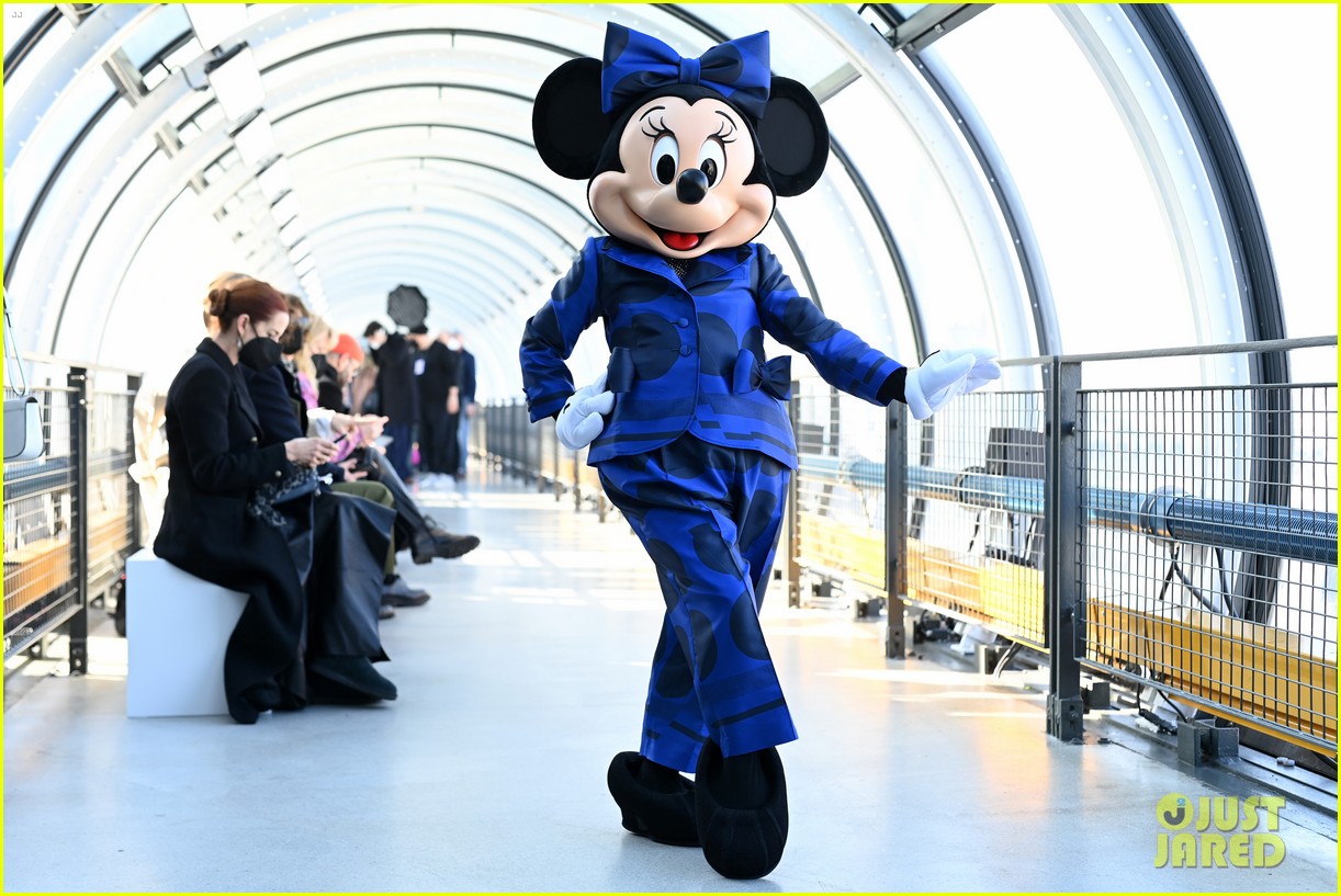 minnie mouse daisy ridley attend stella mccartney fashion show 04